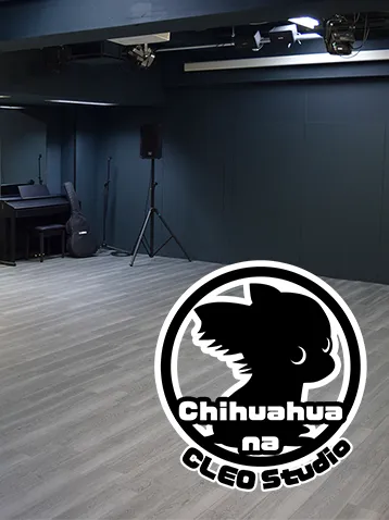 CLEOスタジオの内観と「Chihuahuana CLEO Studio」のロゴ